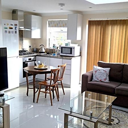 Luxury London Ensuite Double Room, Park Free, Tram-Train! ミッチャム エクステリア 写真