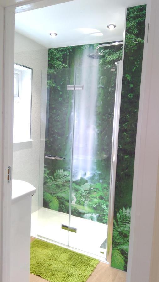 Luxury London Ensuite Double Room, Park Free, Tram-Train! ミッチャム エクステリア 写真
